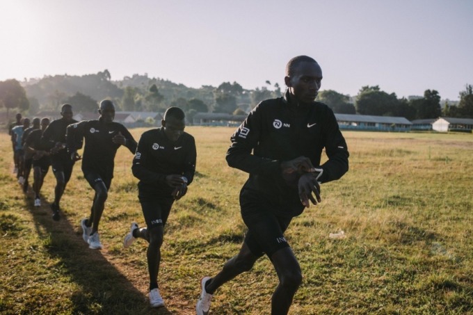 Cheptegei dẫn đầu trong một buổi tập ở quê nhà Kapchorwa, Uganda. Ảnh: NN Running