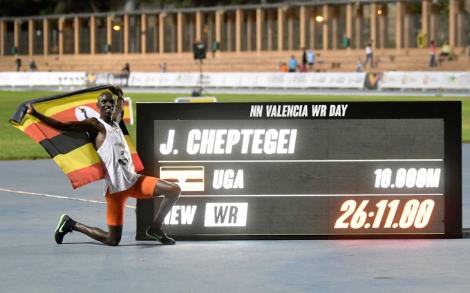 Cheptegei vô địch và lập kỷ lục thế giới chạy 10.000m với thành tích 26 phút 11 giây tại Valencia năm 2020. Ảnh: AFP