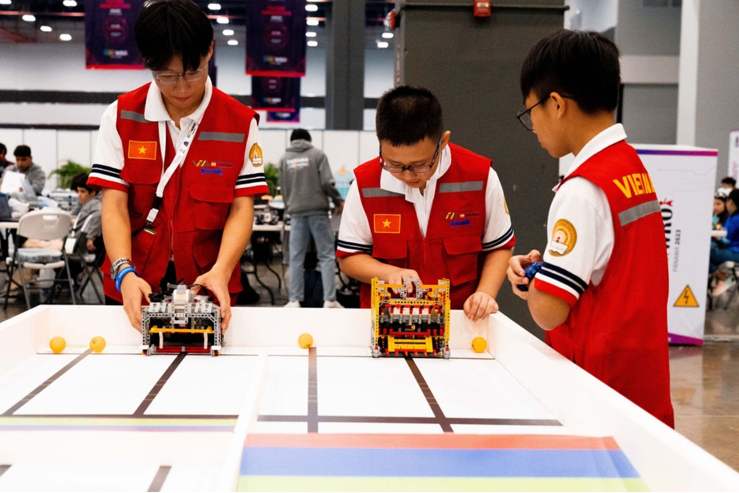 Đội học sinh Việt Nam đoạt nhiều giải cao tại cuộc thi robot số một thế giới - Ảnh 1.
