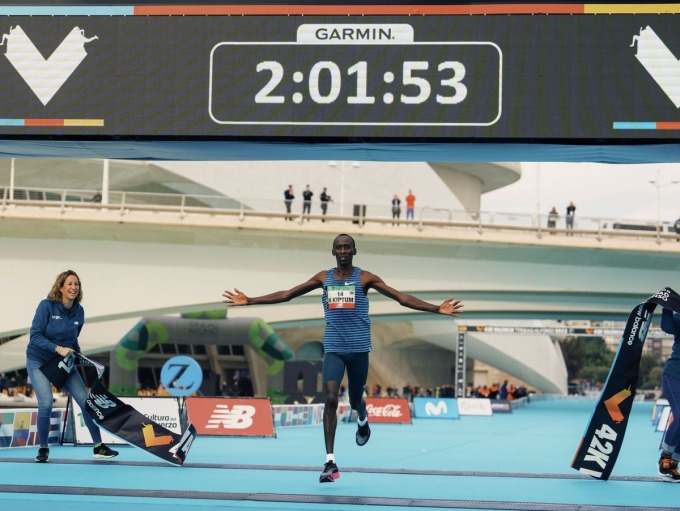 Kiptum lập kỷ lục thế giới lần đầu chạy marathon nhanh nhất với 2 giờ 1 phút 53 giây tại Valencia Marathon 2022. Ảnh: imago