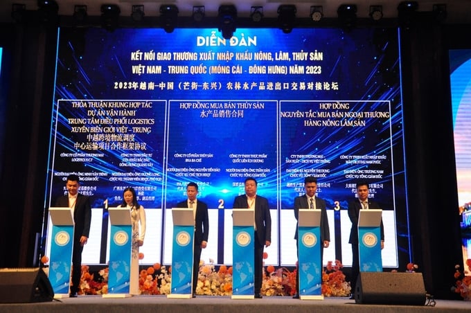 Các doanh nghiệp Việt Nam và Trung Quốc đã ký kết 21 thỏa thuận, hợp đồng kinh tế. Ảnh: Nguyễn Thành.