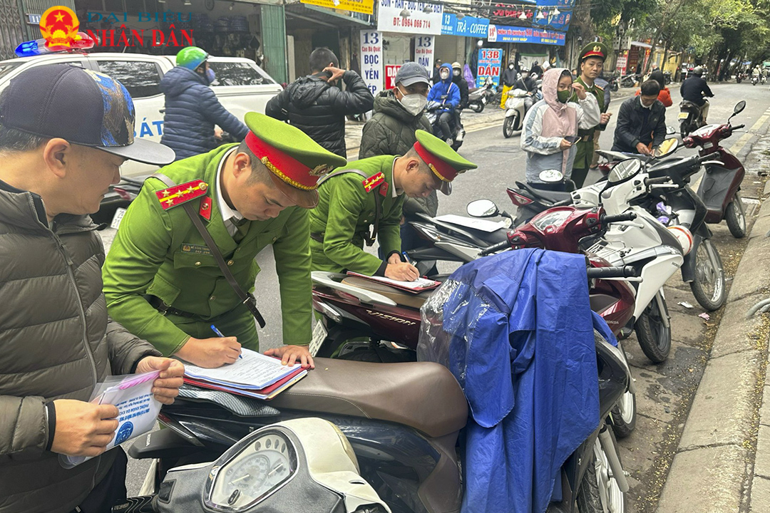 Hà Nội: Công an phường Điện Biên xử lý hàng loạt vi phạm trật tự đô thị dịp Tết 2024 -0
