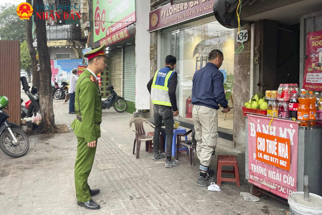 Hà Nội: Công an phường Điện Biên xử lý hàng loạt vi phạm trật tự đô thị dịp Tết 2024 -0