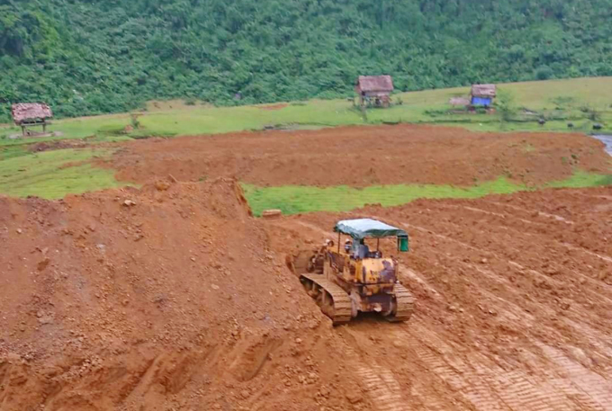 Máy móc cải tạo đất tại trang trại ở huyện Con Cuông năm 2016. Ảnh: Trịnh Xuân