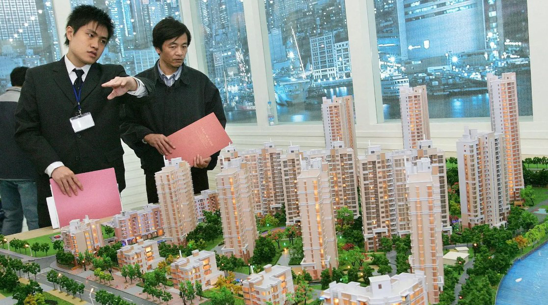 Các nhà phát triển bất động sản Trung Quốc đang sử dụng những chiến thuật tiếp thị kỳ lạ trong bối cảnh bất động sản đang sụt giảm - Ảnh: AFP