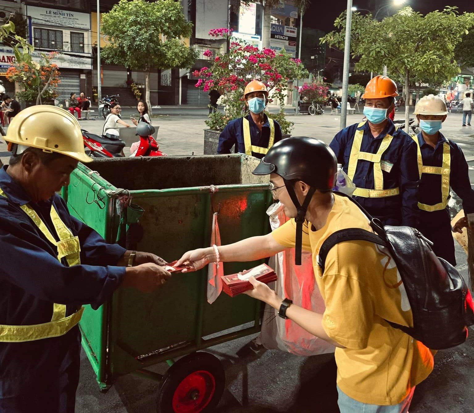 Đêm giao thừa, nghệ sĩ Huỳnh Lập đi một vòng lì xì Tết cho công nhân vệ sinh ở quê nhà An Giang - Ảnh: NVCC