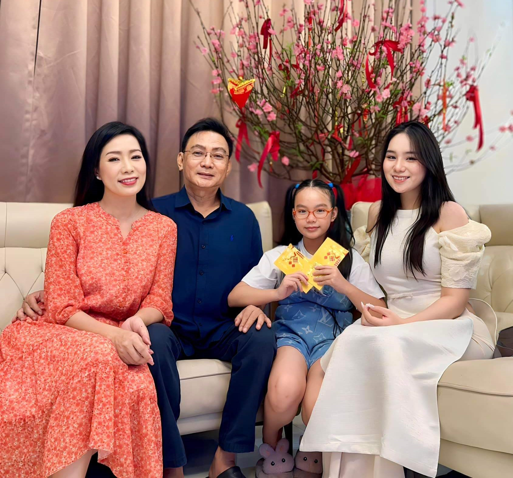 Gia đình hạnh phúc của nghệ sĩ Trịnh Kim Chi - Ảnh: NVCC