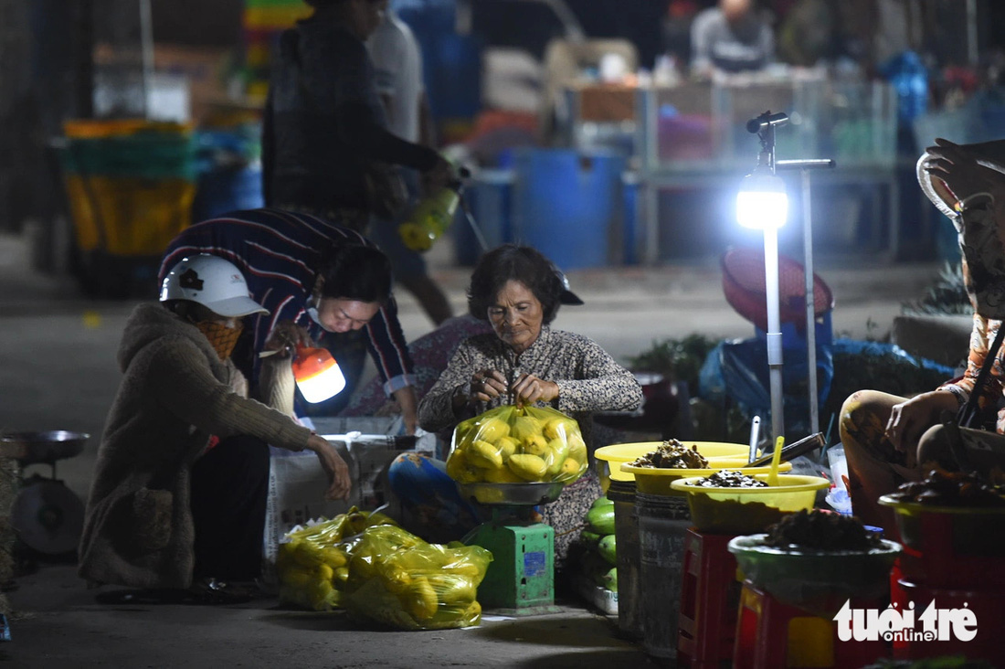 Cả khách đến chợ cũng cầm theo đèn pin để soi, xem hàng