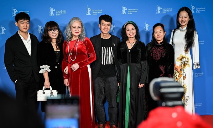 Đạo diễn Phạm Ngọc Lân (thứ tư từ phải qua) và êkíp Cu li không bao giờ khóc. Ảnh: Đoàn phim cung cấp