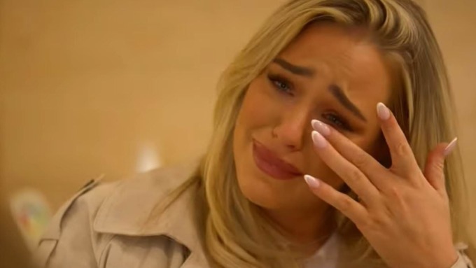 Taylor Ward khóc trong đoạn phim tài liệu Married to the Game của Prime Video. Ảnh chụp màn hình