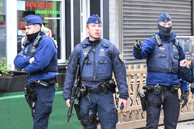 Cảnh sát Bỉ lập vành đai an ninh, sau khi bắn hạ nghi phạm khủng bố xả súng gần sân vận động Brussels vào ngày 17/10/2023. Ảnh: AFP
