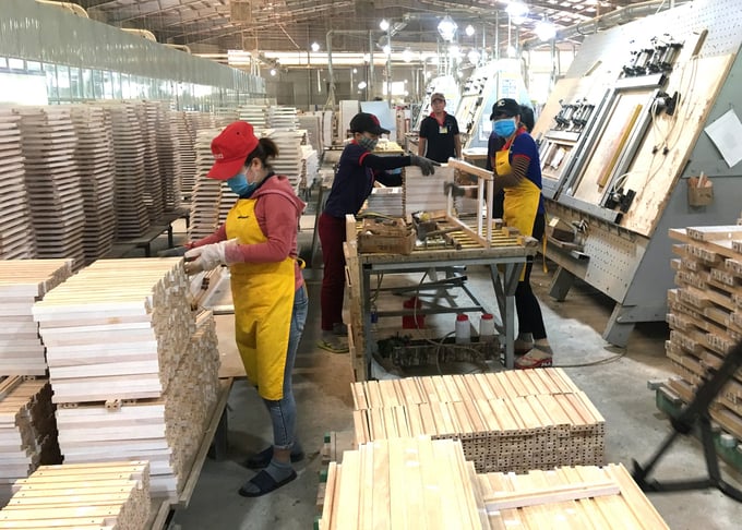 Bình Định được mệnh danh là 'thủ phủ' đồ gỗ ngoài trời của Việt Nam với nhiều doanh nghiệp chuyên sản xuất đồ gỗ ngoài trời. Ảnh: V.Đ.T.