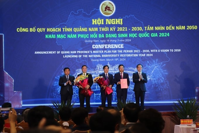 Phó Thủ tướng Chính phủ Trần Lưu Quang trao Quyết định công bố quy hoạch cho tỉnh Quảng Nam. Ảnh: L.K.